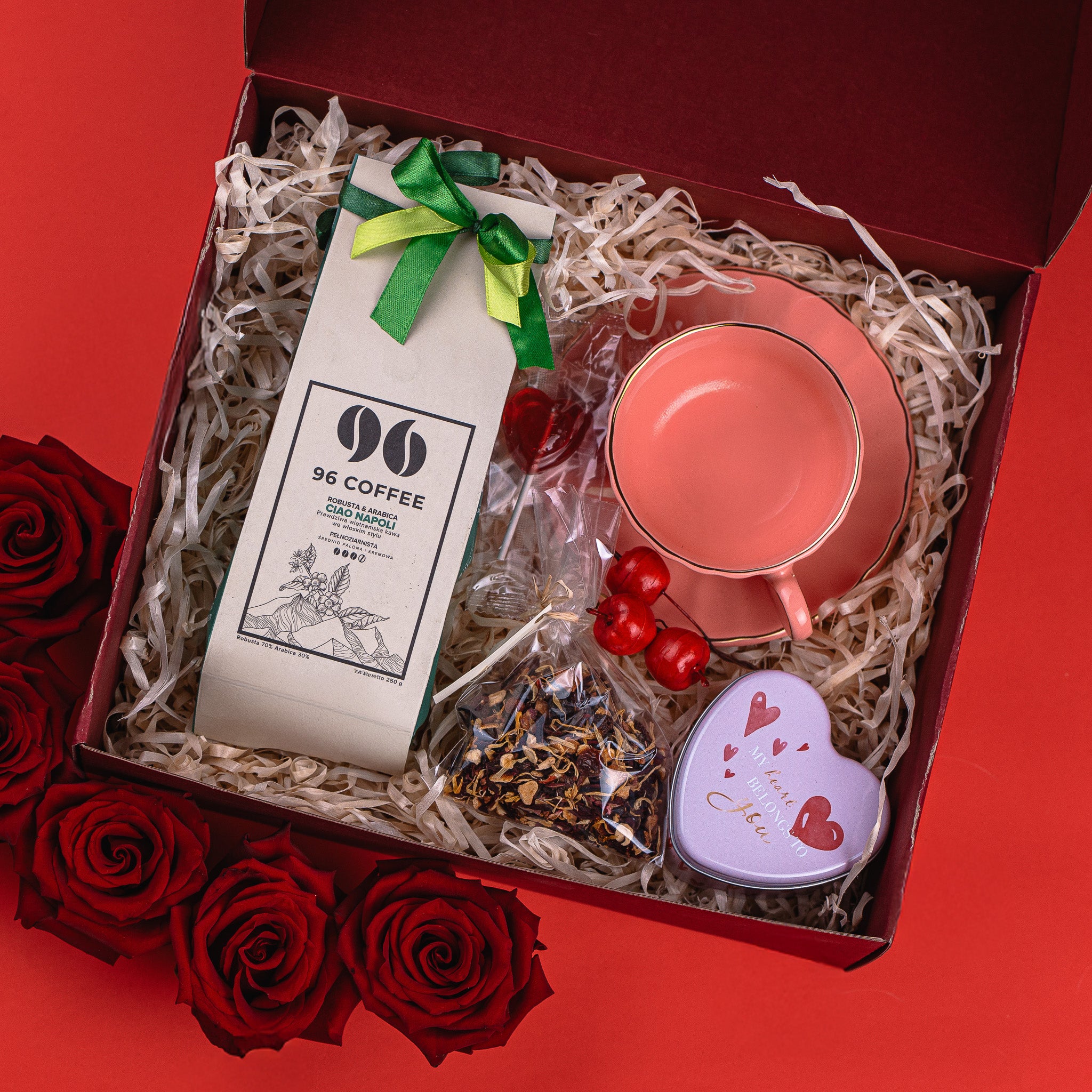 Zestaw walentynkowy: filiżanka ze spodkiem, świeca, herbata i słodkie serduszko