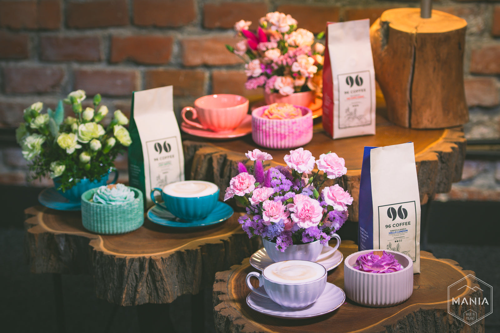 Kompozycja Prezentowa - Kwiaty z kawą i świecą