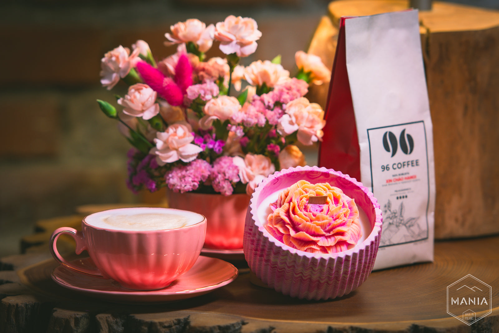 Kompozycja Prezentowa - Kwiaty z kawą i świecą