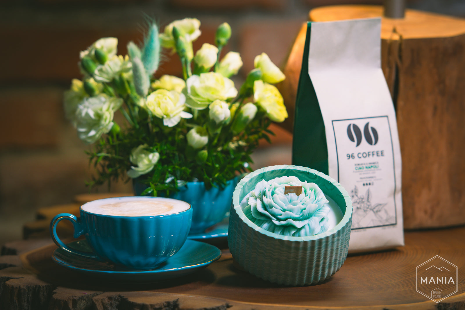 Kompozycja Prezentowa - Kwiaty z kawą i świecą