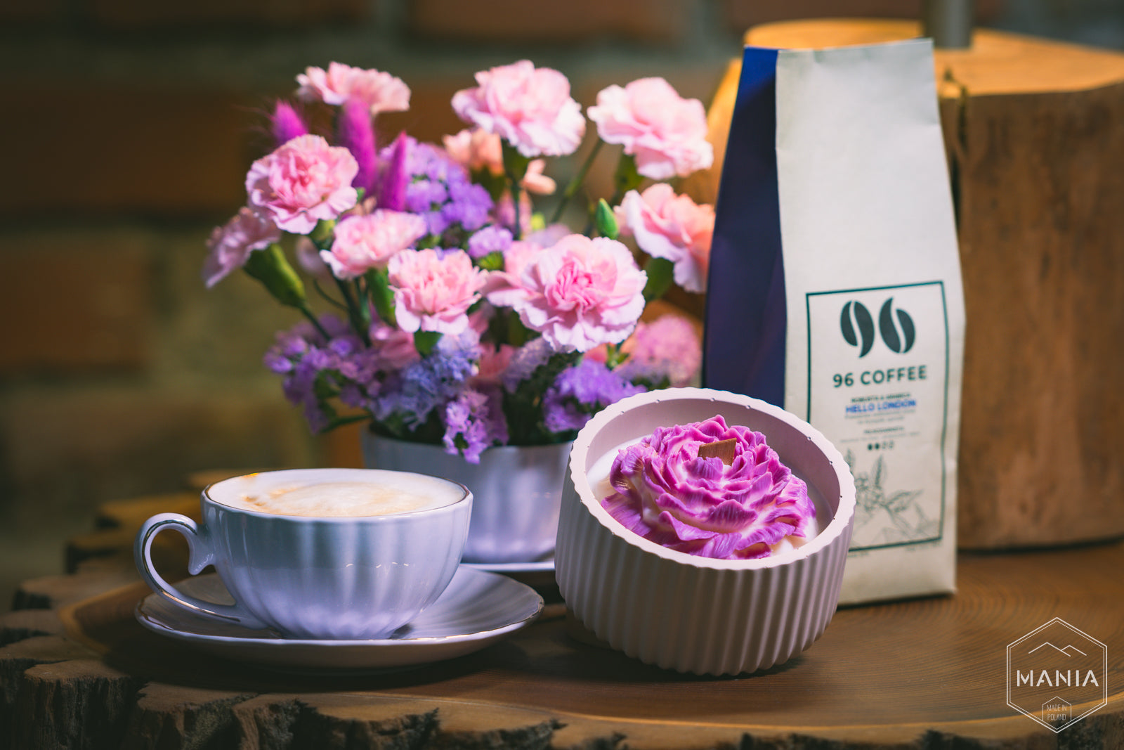 Kompozycja Prezentowa - Kwiaty z kawą i świecą